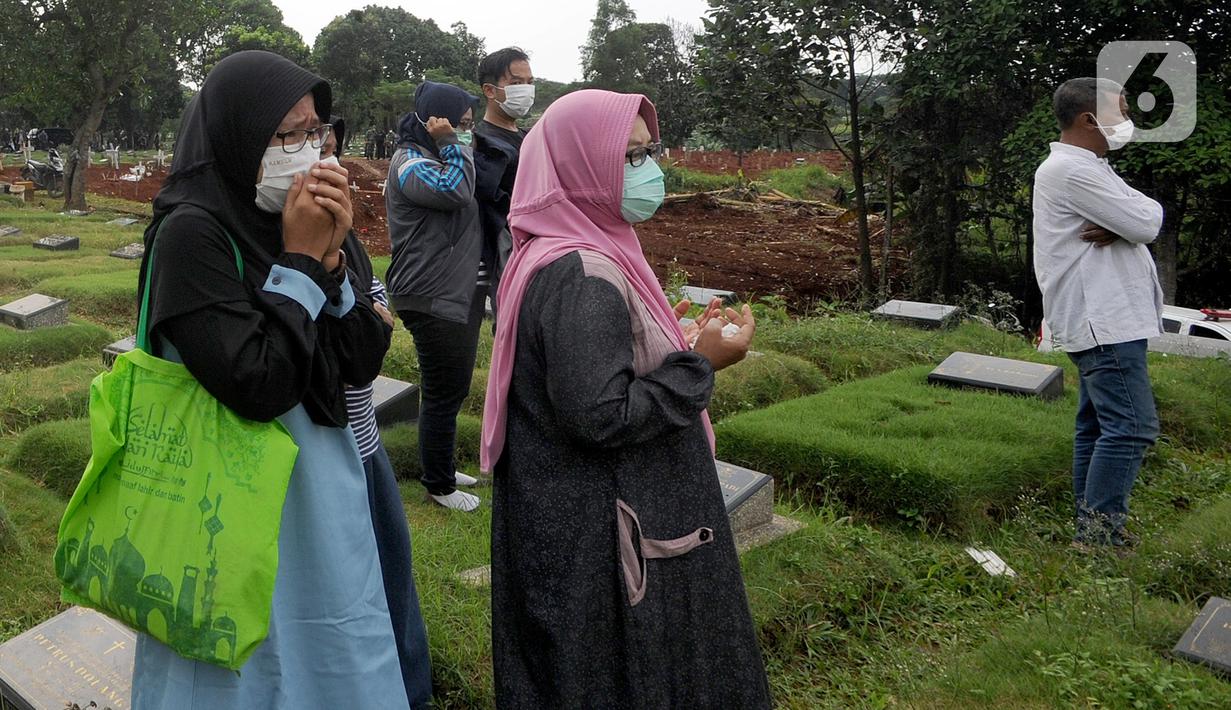 Keluarga menangis saat pemakaman korban COVID-19 di TPU Pondok Ranggon, Cipayung, Jakarta Timur, Rabu (1/4/2020). Hari ini di TPU Pondok Ranggon hingga menjelang sore hari tercatat sembilan belas jenazah dimakamkan baik yang berstatus ODP, PDP  maupun postif  COVID-19. (merdeka.com/Arie Basuki)