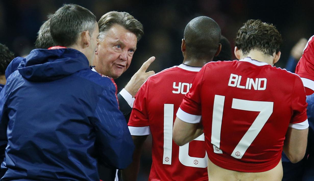 Pelatih Manchester United, Louis van Gaal memberikan arahan kepada anak asuhnya pada laga Piala Liga Inggris melawan Middlesbrough di Stadion Old Trafford, Inggris, Rabu (28/10/2015). (Action Images via Reuters/Jason Cairnduff)