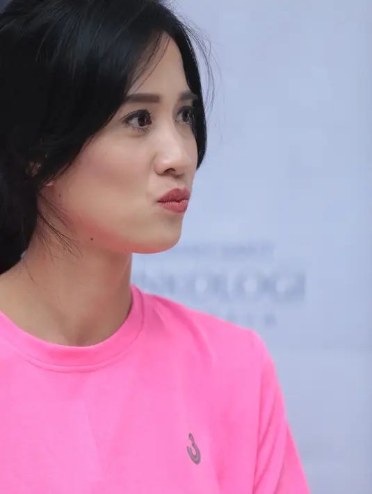 Tidak hanya menjaga pola makan. Bersama suaminya, Zacky Badruddin juga sadar akan pentingnya olahraga. Meski ia mengakui sering kali olahraga mengikuti suasana hati alias moody. Kali ini, ia lebih senang olahraga lari. (Adrian Putra/Bintang.com)