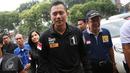 Cagub DKI Jakarta Agus H Yudhoyono tiba untuk kampanye di hadapan pensiunan PNS Dinas Pendidikan Dasar DKI Jakarta, Selasa (29/11). Para eks PNS DKI tersebut merupakan mantan anak buah calon wakil Agus, Sylviana Murni. (Liputan6.com/Immanuel Antonius)