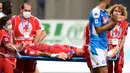 Kiper Napoli, David Ospina, mendapatkan perawatan tim medis ketika mengalami cedera laga Napoli kontra Atalanta pada Jumat (3/7/2020). Ospina yang coba menghalau bola berbenturan dengan Mario Rui dan Mattia Caldara dan mengalami cedera pendarahan di bagian kepala. (AFP/Miguel Medina)