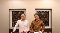 Menteri Ketenagakerjaan Hanif Dhakiri dan Kepala Staf Kepresidenan Jenderal (Purn) Moeldoko saat memberi keterangan pers di Bina Graha, Kompleks Istana Kepresidenan, Jakarta, Selasa (24/4/2018). (Biro SetPres)