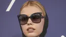 Mia Goth berpose untuk fotografer pada sesi pemotretan untuk film 'Pearl' selama  enice Film Festival 2022 ke-79 di Venesia, Italia, Sabtu (3/9/2022). Mia Goth juga mengenakan sepasang kacamata hitam yang sedikit berwarna. (Photo by Joel C Ryan/Invision/AP)