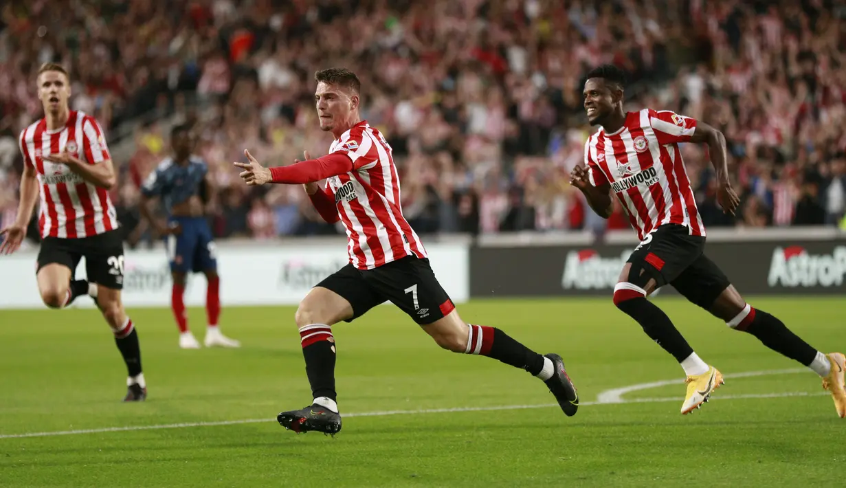 Gelandang Brentford, Sergi Canos berselebrasi setelah mencetak gol pembuka timnya ke gawang Arsenal pada laga pembuka Liga Inggris 2021/2022 di Brentford Community Stadium, Sabtu (14/8/2021) dini hari WIB. The Gunners tak berdaya dan takluk 0-2 dari Brentford. (AP photo/Ian Walton)