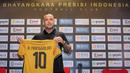 <p>Pemain Belgia berdarah Indonesia, Radja Nainggolan memegang jersey bernomor punggung 10 saat dikenalkan sebagai rekrutan baru Bhayangkara FC di ruang konferensi pers Stadion Utama Gelora Bung Karno (SUGBK), Senayan, Jakarta, Senin (04/12/2023). (Bola.com/Bagaskara Lauardi)</p>