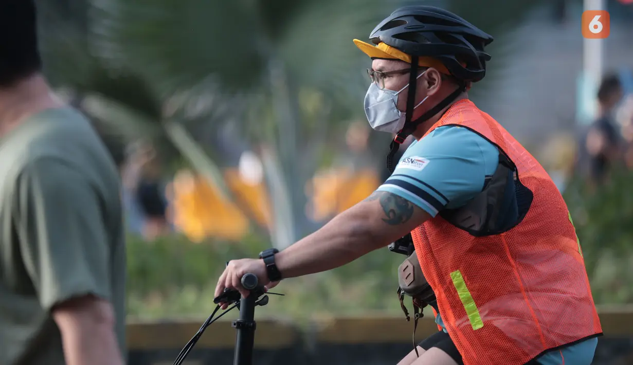 Seorang pesepeda mengenakan masker saat bersepeda di kawasan Car Free Day (CFD) Jakarta di tengah sebaran abu vulkanik yang berdampak pada kualitas udara, Minggu (6/9/2026). (KLY/Budy Santoso)