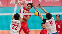 Middle blocker timnas voli putra Indonesia Hendra Kurniawan melancarkan spike saat menghadapi China pada babak 12 besar Asian Games 2023 di Linping Sports Centre Gymnasium, Jumat (22/9). Indonesia kalah 1-3 (17-25, 17-25, 25-23, 22-25). (foto:&nbsp;NOC Indonesia/Naif Al&rsquo;As)