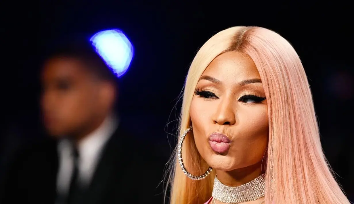 Nicki dan Eminem memang dekat namun pacaran mungkin bisa membuat hubungan merenggang. (Power 106)