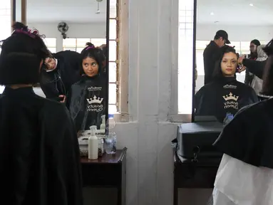 Pasukan Pengibar Bendera Pusaka (Paskibraka) melakukan prosesi potong rambut saat pemusatan diklat Paskibraka 2024 di Jakarta, Minggu (14/7/2024). (Liputan6.com/Herman Zakharia)