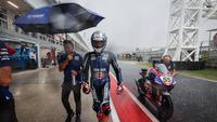 Pembalap Pata Yamaha Andrea Locatelli batal membalap setelah Race 1 WSBK Mandalika di Sirkuit Mandalika, Sabtu (20/11/2021), terpaksa ditunda karena hujan dan badan. (Liputan6.com/Hans Bahanan)