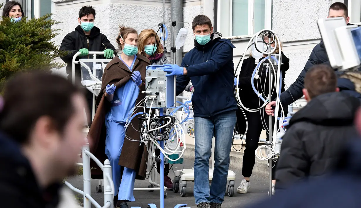 Pasien di sebuah rumah sakit bersalin harus dievakuasi saat gempa magnitudo 5,3 mengguncang pusat kota Zagreb, Korasia (22/3/2020). (AFP/Damir Sencar)