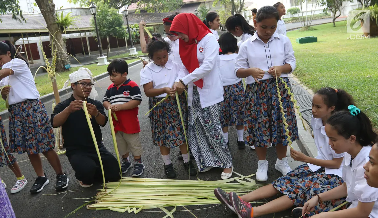 Anak-anak membuat karya tradisional di Halaman Istana Negara, Jakarta, Jumat (20/7). Presiden Jokowi dan Ibu Negara iriana mengajak anak anak tersebut bermain, berdendang, dan berimajinasi. (Liputan6.com/Angga Yuniar)