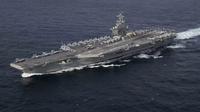 Kapal induk kelas Nimitz milik Angkatan Laut AS, USS Abraham Lincoln, melintasi Samudra Atlantik selama latihan transit selat [US Navy/Mass Communication Specialist 3rd Class Clint Davis/US DoD]