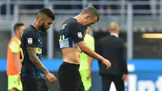Pemain Inter Milan, Gabriel Barbosa (kiri) dan rekannya Ivan Perisic meninggalkan lapangan usai laga melawan Bologna pada lanjutan Serie A Italia di Stadion Giuseppe Meazza, Milan, (25/9/2016). (AFP/ Giuseppe Cacace)
