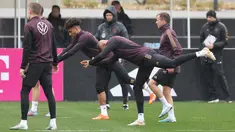 Bek Mario Goetze (kanan) menghadiri sesi latihan tim nasional (timnas) Jerman menjelang FIFA MatchDay 2023 melawan Peru, di Frankfurt am Main, Jumat (24/3/2023). (Photo by Daniel ROLAND / AFP)