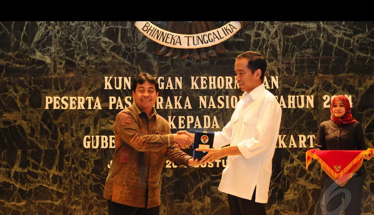 Jokowi mendapat cinderamata usai mengukuhkan Paskibraka di Balai Kota, Jakarta, Rabu (20/8/2014) (Liputan6.com/Andrian M Tunay)