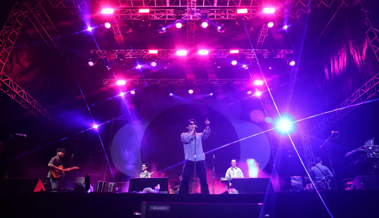 Penampilan Juicy Luicy di panggung Social Chic 2024, Minggu (4/8). [Foto: Adrian Putra/Fimela]