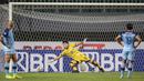 Kiper Persela Lamongan, Dwi Kuswanto gagal menangkap bola tendangan penalti penyerang Persija Jakarta, Marko Simic dalam laga pekan ke-4 BRI Liga 1 2021/2022 di Stadion Pakansari, Bogor, Jumat (24/09/2021). Persela kalah 1-2. (Bola.com/Bagaskara Lazuardi)