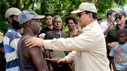 Presiden Prabowo Subianto juga menyapa dan berbincang langsung dengan para petani sambil melihat proses tanam padi. (Foto: Handout/ISTANA KEPRESIDENAN RI/AFP)