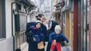 Cuaca dingin di Korea Selatan  membuat keluarga Cut Meyriska-Roger Danuarta tampil dengan pakaian tebal.