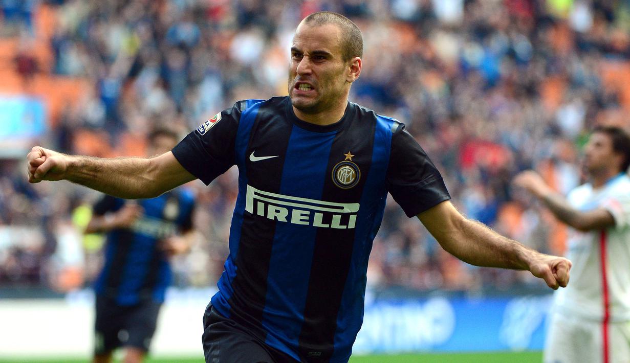 Selebrasi striker Inter Milan, Rodrigo Palacio setelah mencetak gol ke gawang Catania pada laga Liga Italia 2012/2013 di San Siro Stadium, Milan (21/10/2012). Didatangkan dari Genoa pada awal musim 2012/2013, Rodrigo Palacio tampil tajam di musim debutnya bersama Inter Milan dengan mencetak 22 gol di semua ajang dengan rincian 12 gol di Serie A, 2 gol di Coppa Italia dan 8 gol di Liga Europa. (AFP/Olivier Morin)