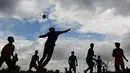 Anak-anak Rohingya bermain sepak bola di kamp pengungsi Kutupalong di Ukhia, Bangladesh, 19 Juli 2018. Bagi banyak pengungsi anak-anak Rohingya di Bangladesh, Piala Dunia 2018 kali ini adalah ajang pertama bagi mereka. (AFP/Munir UZ ZAMAN)