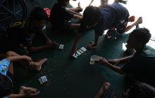 FOTO: Potret Keseruan Anak-Anak Main Kartu Gambar Bikin Generasi 90-an Nostalgia