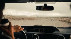 Panduan Hilangkan Embun di Kaca Mobil Saat Hujan: Cara Cepat, Bahan Rumahan, dan Pencegahan