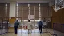 Para pemilih bersiap untuk memberikan suara mereka dalam pemilihan majelis rendah saat perwakilan dari komisi administrasi pemilihan lokal mengamati di sebuah TPS, Tokyo, Jepang, Minggu (31/10/2021). Jepang menggelar Pemilu di tengah pandemi COVID-19. (AP Photo/Eugene Hoshiko)