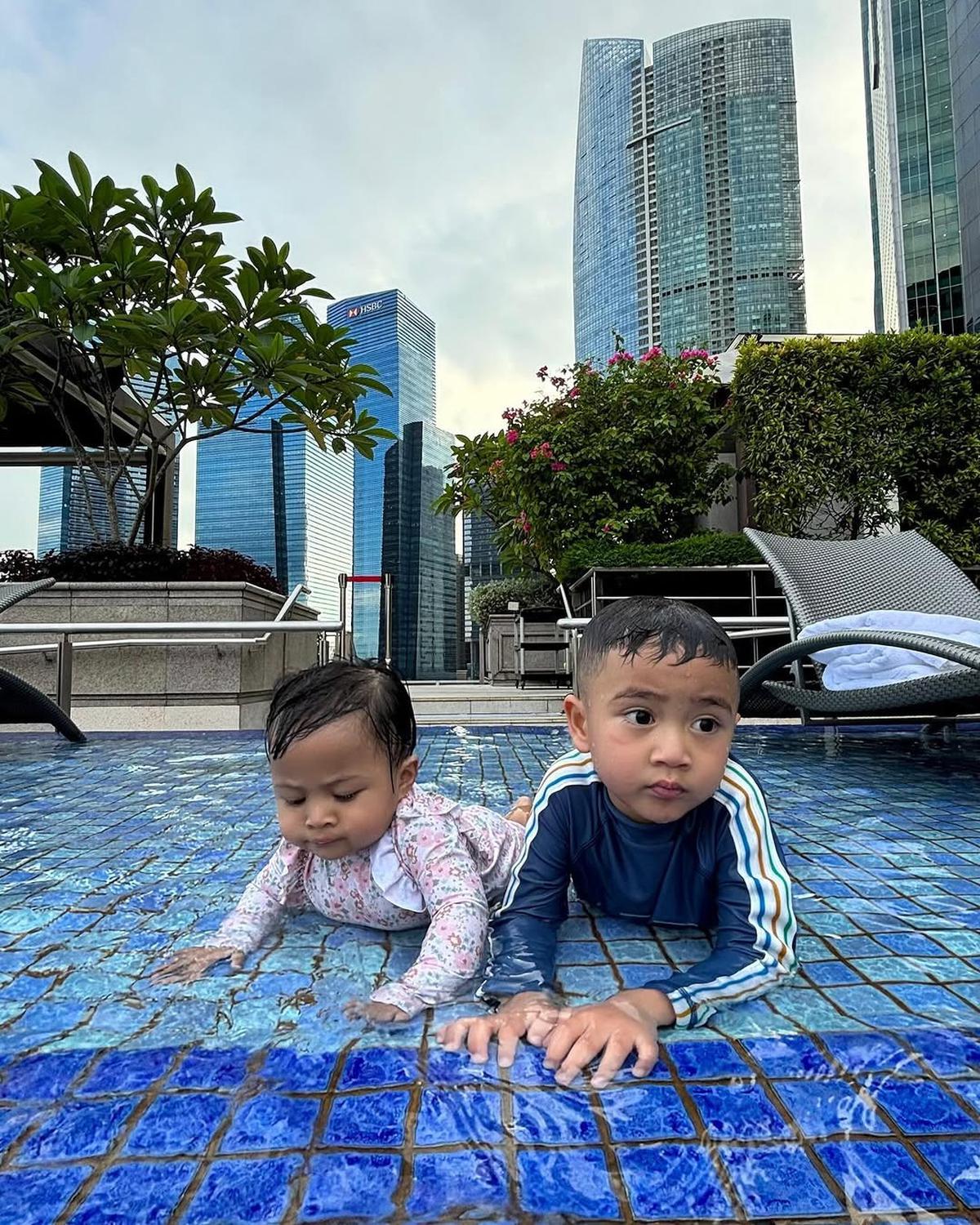 Potret Rayyanza Berenang Bareng Lily, Ekspresinya Lucu dan Bikin Gemas