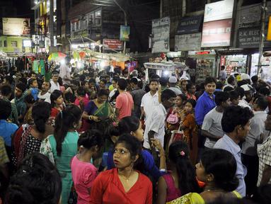 Warga berhamburan ke jalan ketika gempa di Agartala, ibu kota Tripura, bagian timur laut India, Rabu (13/4). Gempa bumi berkekuatan 6,9 SR mengguncang Mynamar, besarnya guncangan gempa terasa sampai India. (Arindam DEY/AFP)