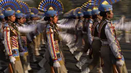 Prajurit wanita dari Kepolisian Central Reverse berlatih pawai untuk parade hari Republik yang akan datang di New Delhi, India, Kamis (19/1/2023). Untuk memperingatinya setiap tahun diselenggarakan parade militer di New Delhi. (AP Photo/Manish Swarup)