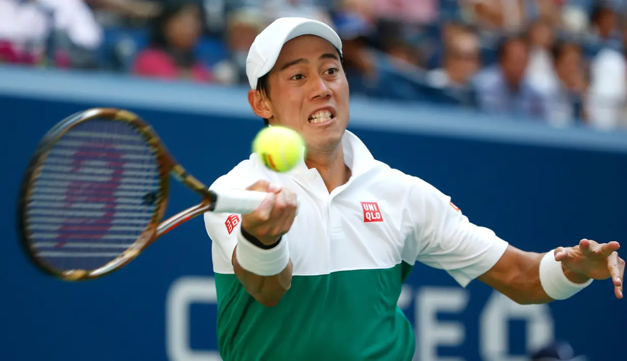 Petenis Jepang, Kei Nishikori melakukan servis saat melawan Marin Cilic dari Kroasia pada perempat final turnamen tenis AS Terbuka di New York, Rabu (5/9). Nishikori lolos ke semifinal dengan skor 2-6, 6-4, 7-6(5), 4-6, dan 6-4. (AP/Jason DeCrow)