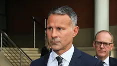 Mantan bintang Manchester United dan manajer Wales Ryan Giggs meninggalkan Pengadilan Mahkota Manchester Minshull Street setelah menghadiri persidangannya karena menyerang mantan pacarnya, di Manchester (8/8/2022). Giggs diadili atas tuduhan menyerang dan secara paksa mengendalikan mantan pacarnya, dalam kasus yang telah menjungkirbalikkan karir manajerialnya. (AFP/Lindsey Parnaby)