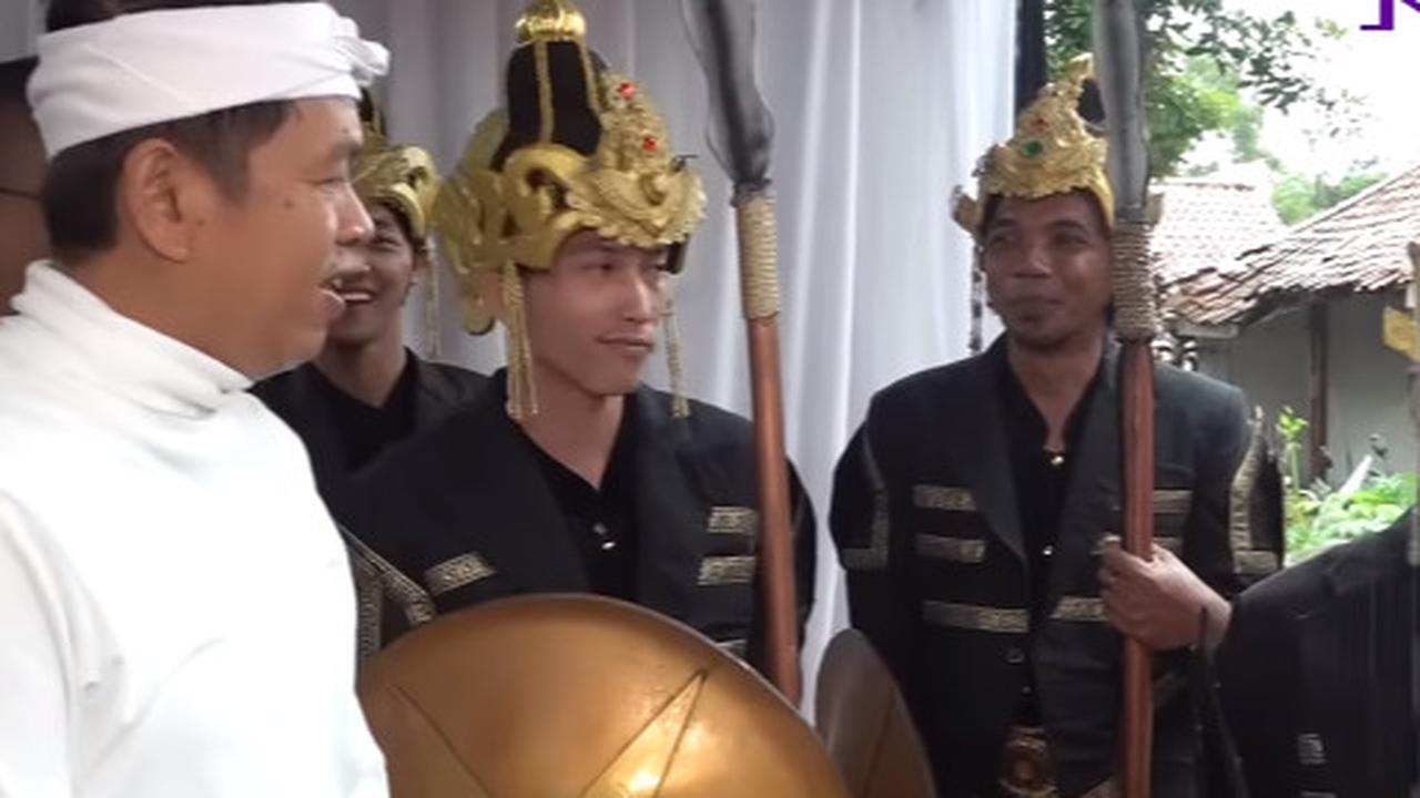 Salah satunya soal situasi TPS yang tengah dilanda hujan deras.