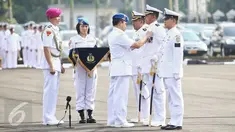Kasal Laksamana TNI Ade Supandi memberikan tanda jasa seusai upacara HUT Polisi Militer TNI Angkatan Laut (Pomal) yang ke-70 di Mako Puspomal, Jakarta, Jumat (19/2).  HUT Pomal setiap tahunnya diperingati pada 20 Februari. (Liputan6.com/Faizal Fanani)