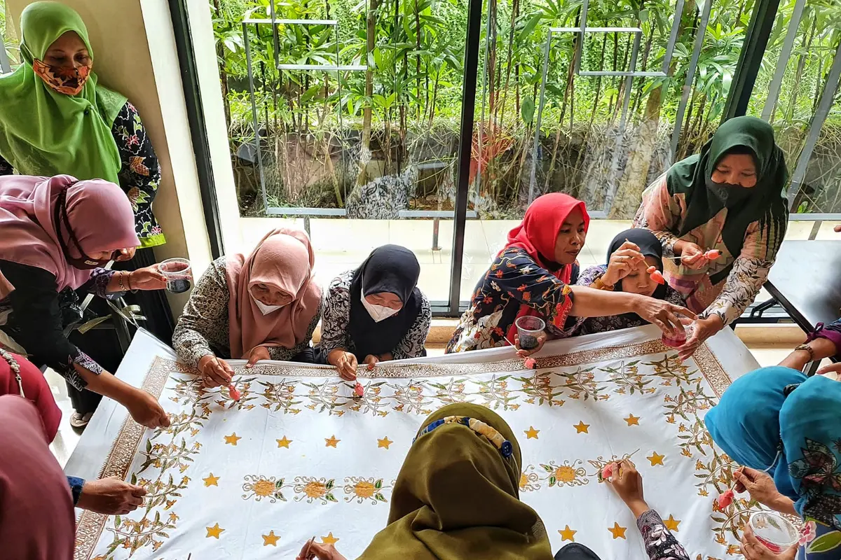 Pelaku UMKM mengikuti pelatihan membatik dari Pertamina EP Sukowati. (Liputan6.com/Ahmad Adirin)