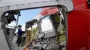 Petugas melakukan pemotongan bagian ekor pesawat AirAsia di Pelabuhan Panglima Utar, Kumai, Kalimantan Tengah, Senin (12/01/2015). (Liputan6.com/Andrian M Tunay)