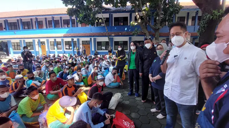 Menkes Budi menjelaskan alasan tidak memberikan tablet tambah darah untuk murid laki-laki saat berada di SMK Negeri 1 Cibinong