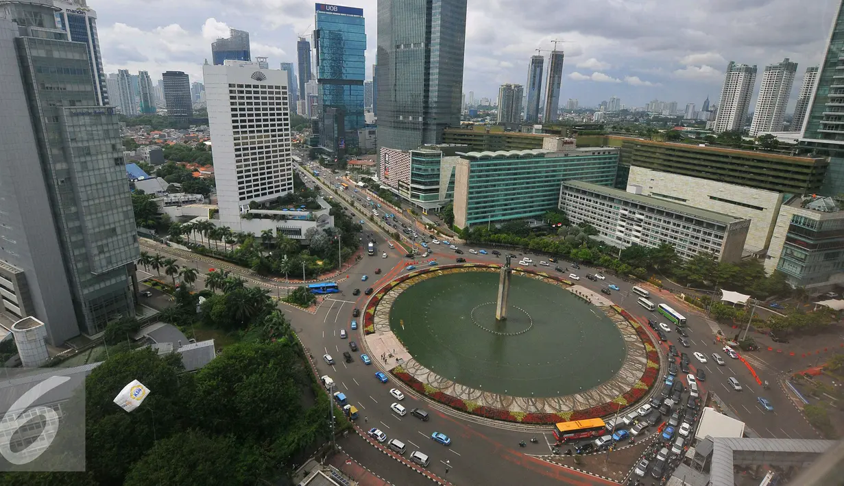 Suasana gedung bertingkat di kawasan Bundaran HI, Jakarta, Rabu (21/12). Tahun 2016 akan berakhir, tetapi penerimaan pajak sepanjang Januari-November ini baru mencapai 71 persen dari target Rp 1.355,2 triliun di APBNP 2016. (Liputan6.com/Angga Yuniar)