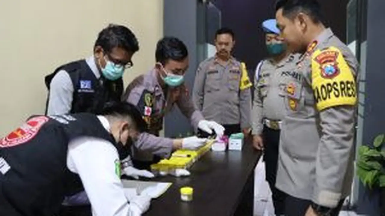 Kapolres Probolinggo AKBP Teuku Arsya Khadafi memantau pelaksanaan tes urine dadakan terhadap pejabat utama dan kapolsek (Istimewa)