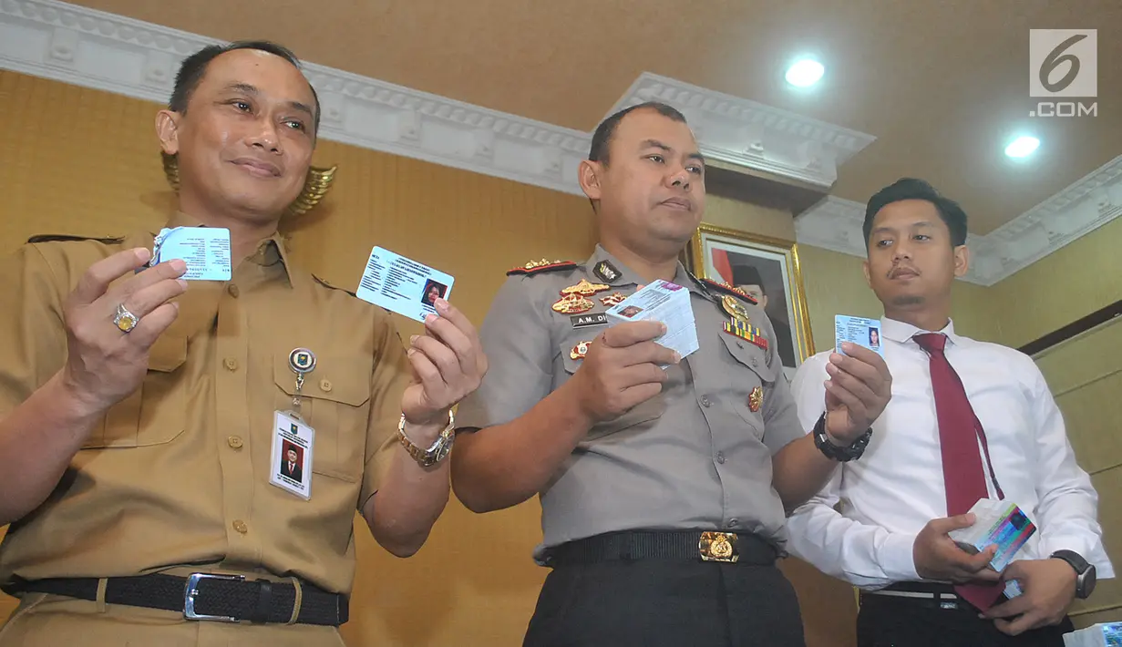 Direktur Jenderal Dukcapil Zudan Arif Fakrulloh (kiri) didampingi Kapolres Bogor Andi M. Dicky Pastika Gading (tengah) saat konferensi pers mengenai E-KTP tercecer di Mapolres Bogor, Cibinong (28/4). (Merdeka.com/Arie Basuki)