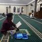 Warga membaca Alquran saat melakukan itikaf pada malam ke-27 bulan puasa Ramadhan 1443 H di Masjid Asy-Syuhada, Cikampek, Kabupaten Karawang, Jawa Barat, Jumat (29/4/2022). Itikaf dilakukan pada 10 hari terakhir bulan Ramadhan dengan membaca Alquran, dzikir, dan selawat untuk mencari rida Allah SWT. (merdeka.com/Imam Buhori)