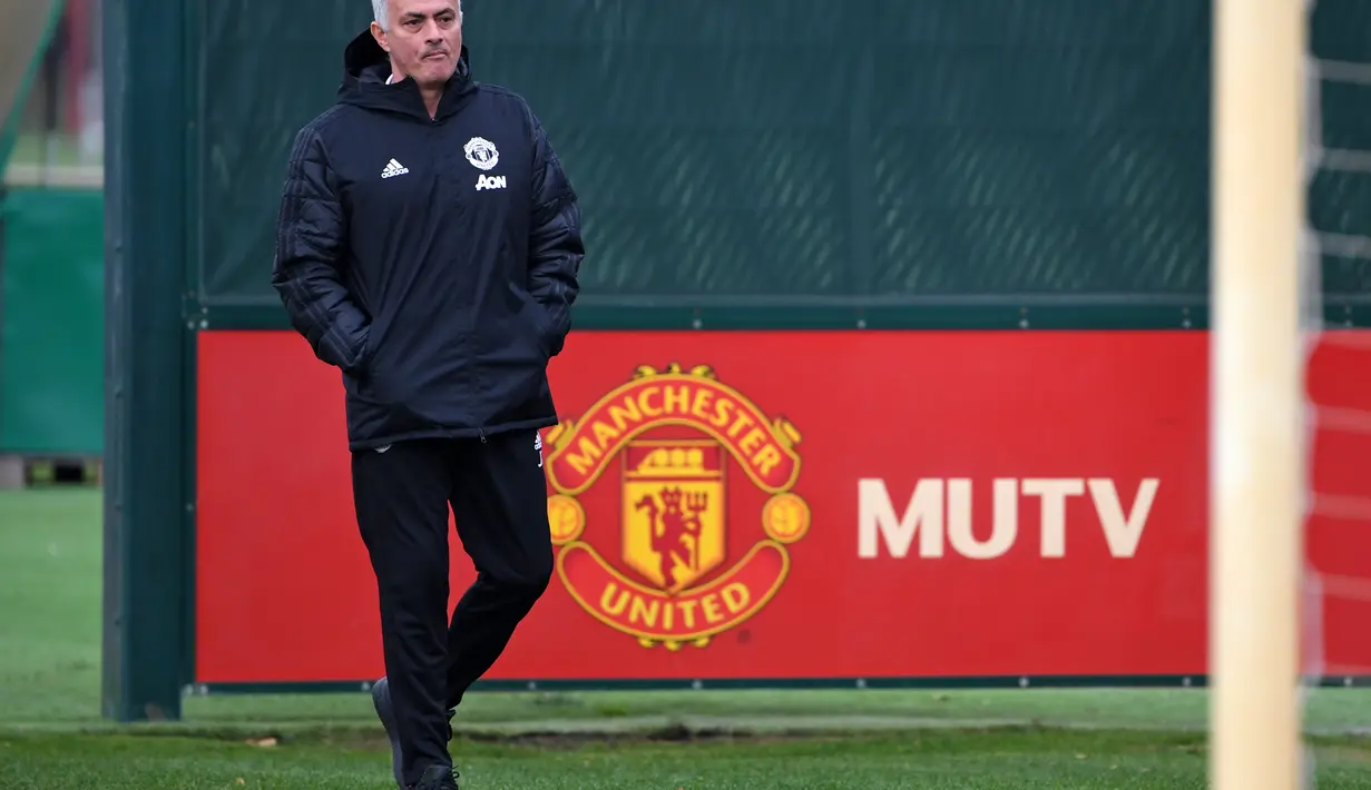 3. Loyalitas - Mourinho mengakui sangat menghormati nama Manchester United. Terlebih saat ia membawa Chelsea menjuarai Liga Champions. . (AFP/Paul Ellis)
