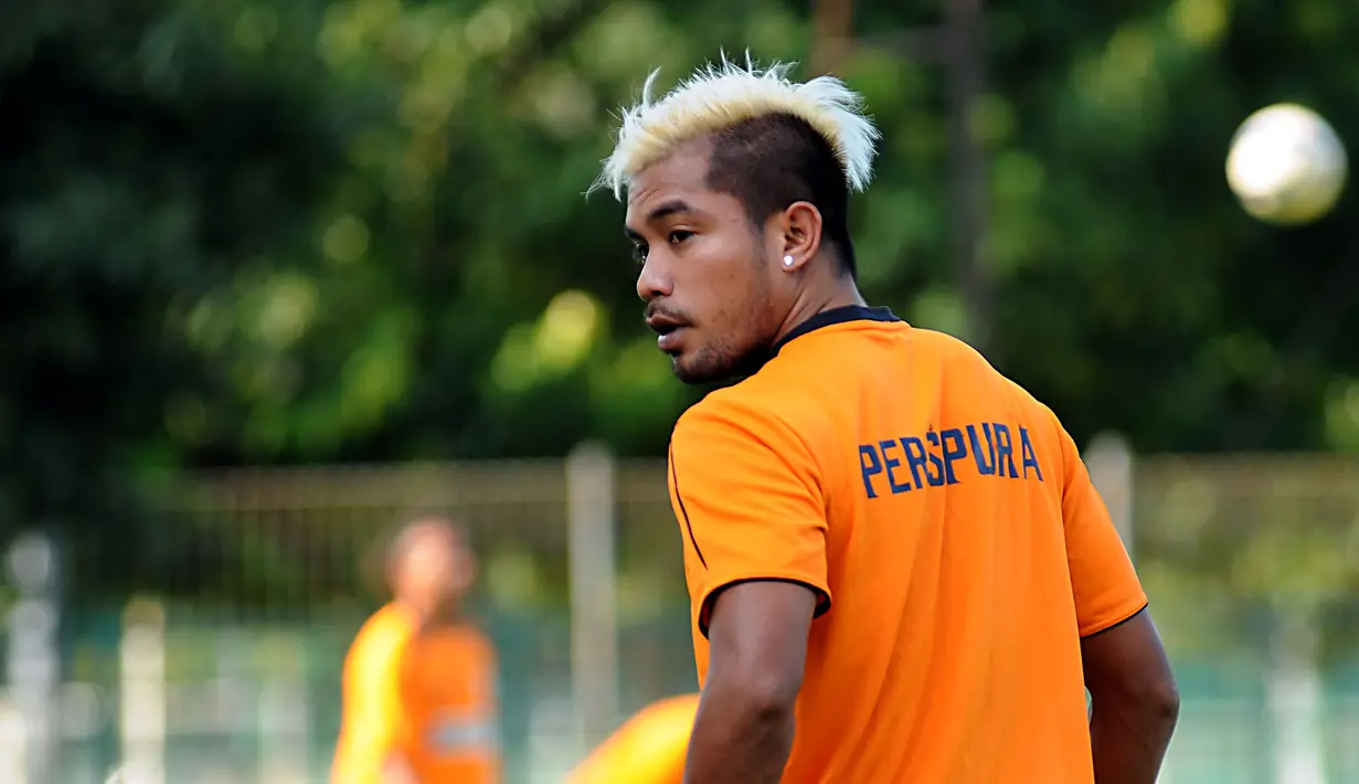 Penampilan gelandang serang Persipura, Zulham Malik Zamrun saat berlatih di Lapangan C Senayan, Jakarta, Selasa (5/5/2015). Latihan tersebut merupakan persiapan jelang AFC 2015 di Bengaluru, India, 12 Mei mendatang. (Liputan6.com/Helmi Fithriansyah)