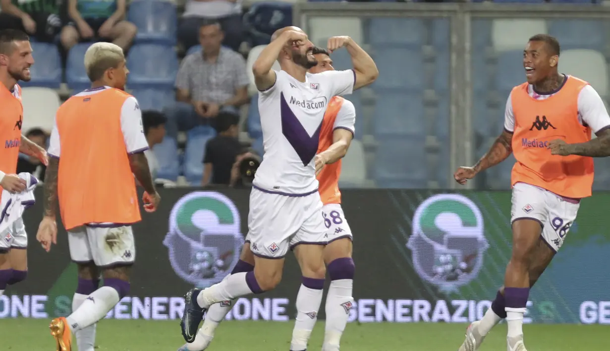 Gelandang Fiorentina, Riccardo Saponara (tengah) berselebrasi setelah mencetak gol ke gawang Sassuolo dalam laga ke-38 atau laga terakhir Liga Serie A Italia di stadion "Mapei" di Reggio Emilia, Italia, Jumat, 3 Juni 2023. (Michele Nucci/LaPresse via AP)