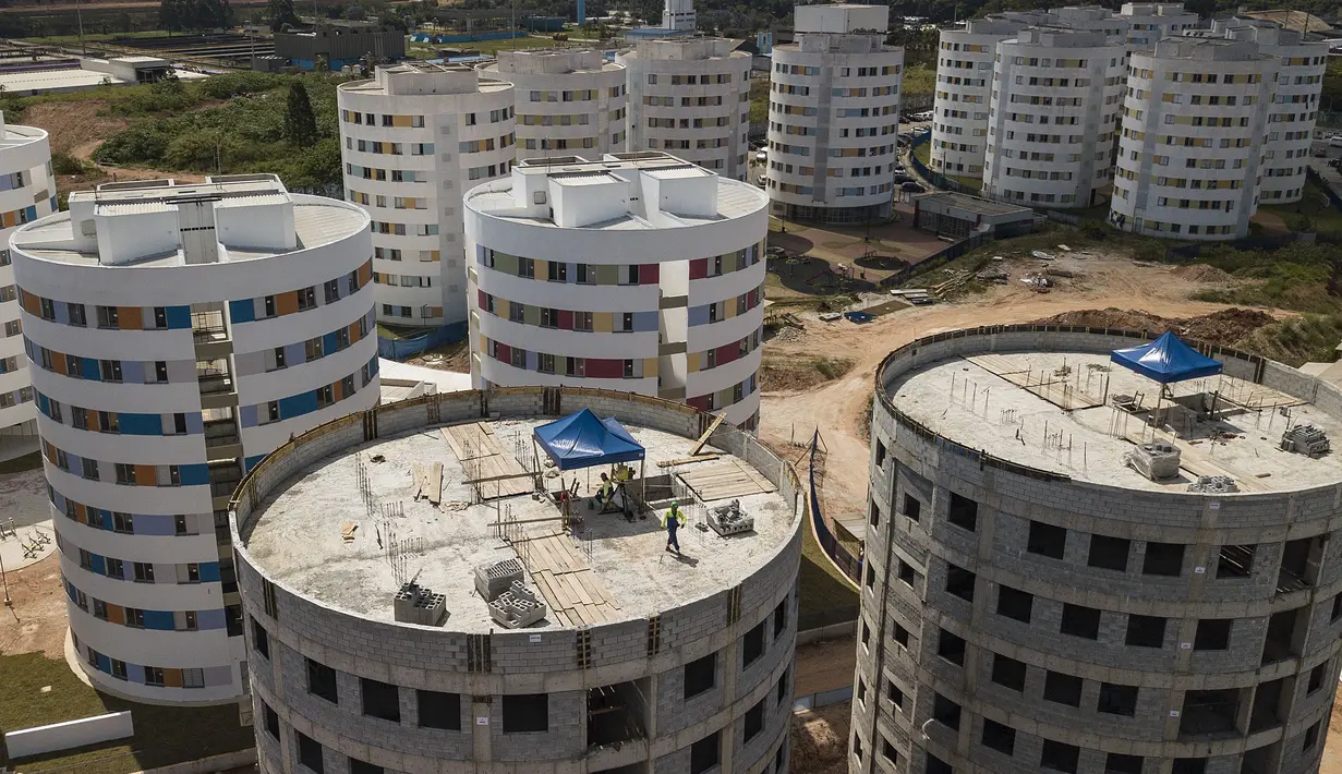 Pemandangan aktivitas pekerja menyelesaikan Kondominium Imperio Delamare di lingkungan Heliopolis Sao Paulo, Brasil, Rabu (26/10/2022). Proyek perumahan ini merupakan bagian dari program urbanisasi kumuh Sekretariat Kota Perumahan yang diresmikan pada tahun 2017, di bawah pemerintahan Presiden Michel Temer. (AP Photo/Matias Delacroix)