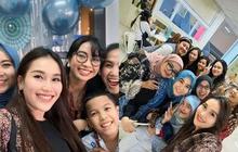 7 Potret Ayu Ting Ting Akrab dengan Wali Murid Teman Bilqis, Mudah Bergaul!