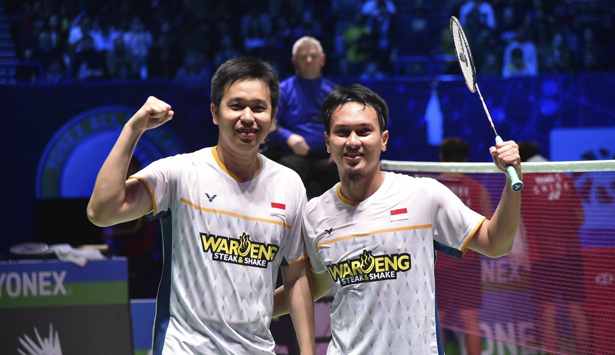 Selebrasi ganda putra Indonesia, Mohammad Ahsan/Hendra Setiawan, setelah berhasil mengalahkan ganda putra China Liang Weikeng/Wang Chang di semifinal All England 2023 yang berlangsung di Utilita Arena, Birmingham, Sabtu (18/3/2023). (AP Photo/Rui Vieira)