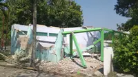 Seorang pekerja bangunan di Blora meninggal dunia tertimpa tutup keong (tembok penyangga atap) bangunan sekolah yang roboh saat sedang direnovasi. (Liputan6.com/ Ahmad Adirin)